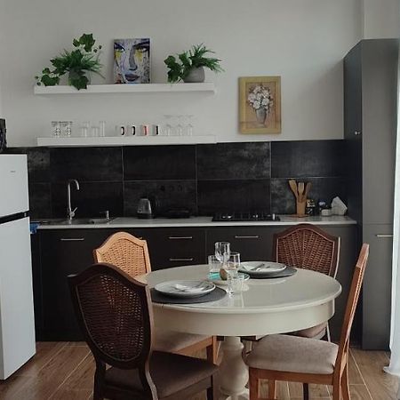 Romanticatbilisi Buitenkant foto